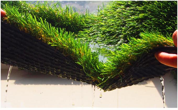 壁の装飾のための人工的な草の人工的な芝生を美化する3つの調子のばね