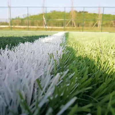 50mmのフットボールの人工的な草地の緑のフットボールの泥炭の草