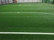 柔らかい緑のフットボールの合成物質はサッカー場のための50mmの高さの人工的な草を草でおおう