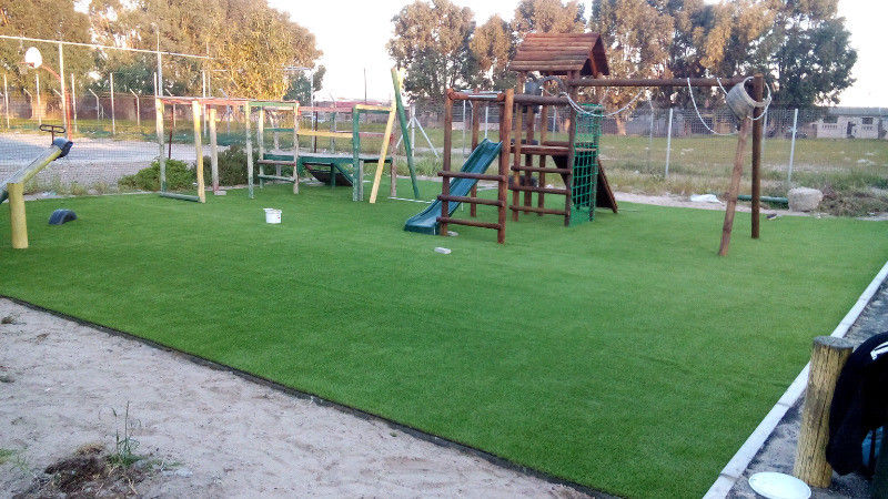 幼稚園のための快適な緑の柔らかい人工的な総合的な草