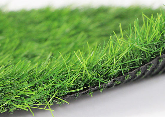 フットボール競技場のシミュレーションの庭の芝生50mmの擬似芝地の草の実質に見ること